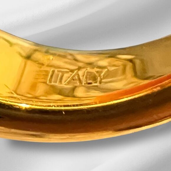 Louis Vuitton Berg Essential LV Guilloching Ring Golden - Picture 5 of 5